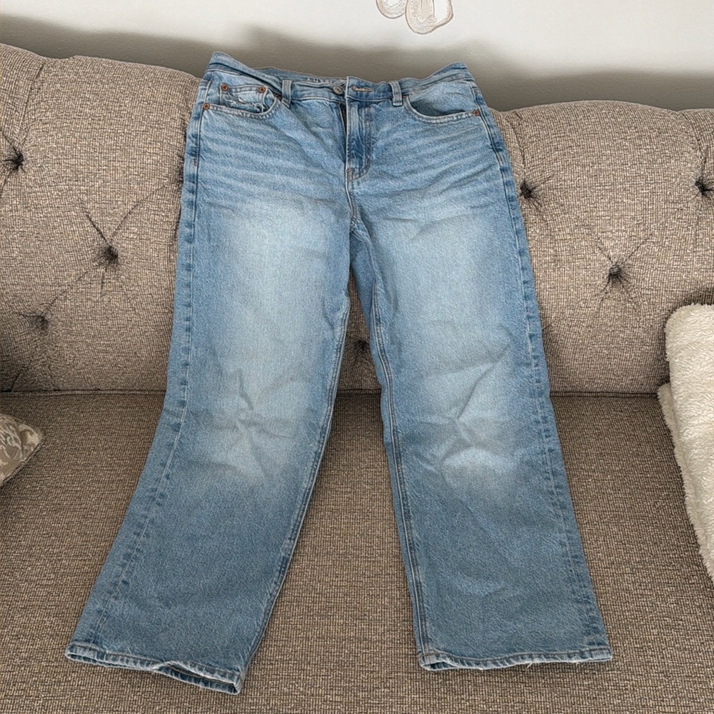 American Eagle Strigid Boyfriend Jeans Light Wash